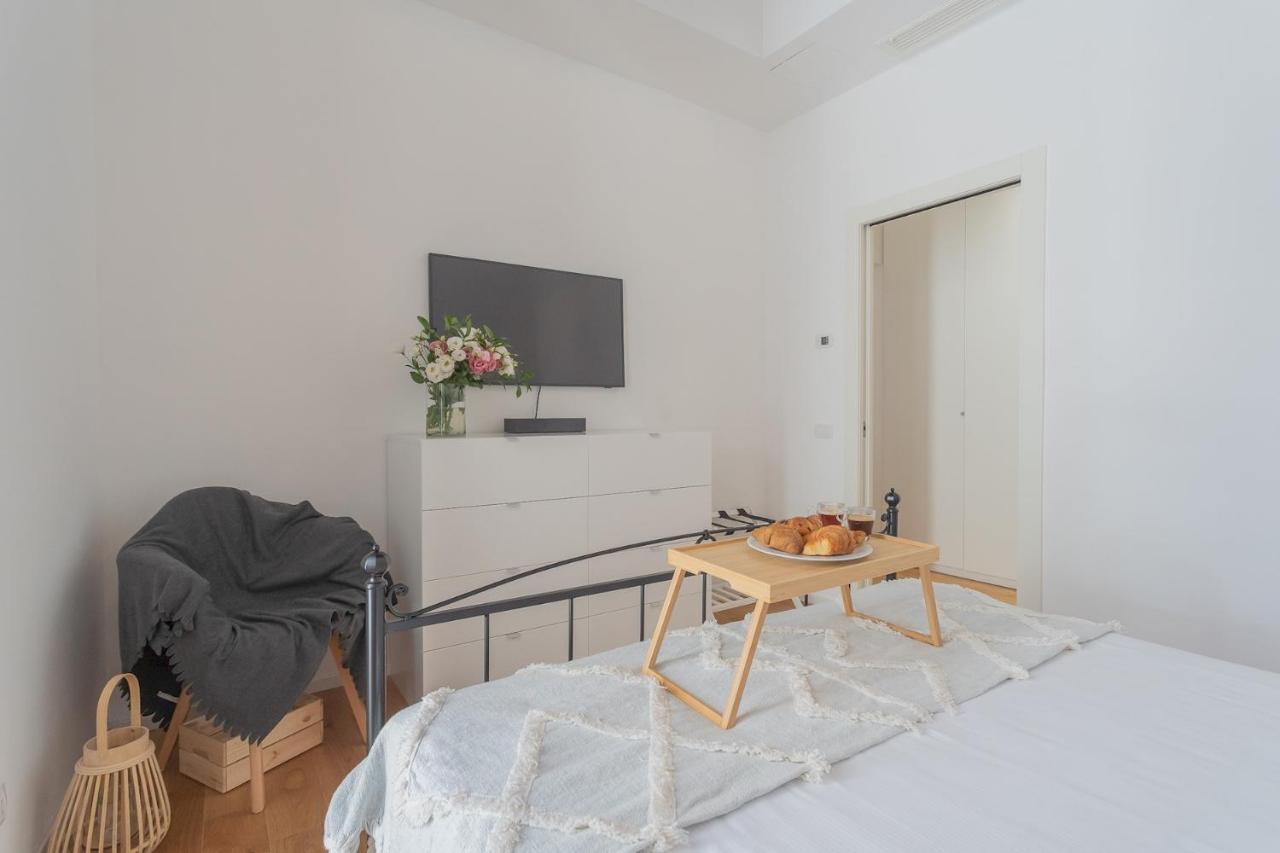 Independence Apartment With Balcony By Rent All Комо Экстерьер фото