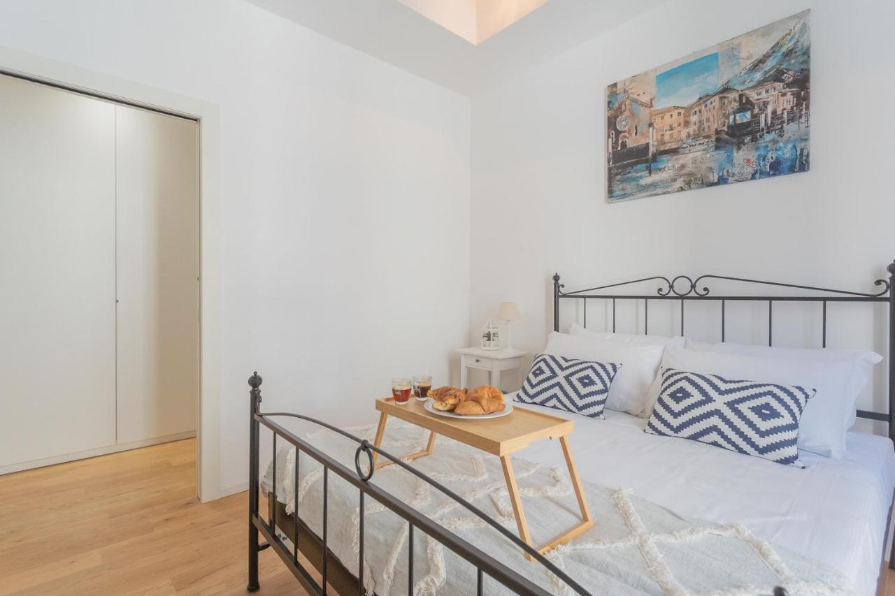 Independence Apartment With Balcony By Rent All Комо Экстерьер фото