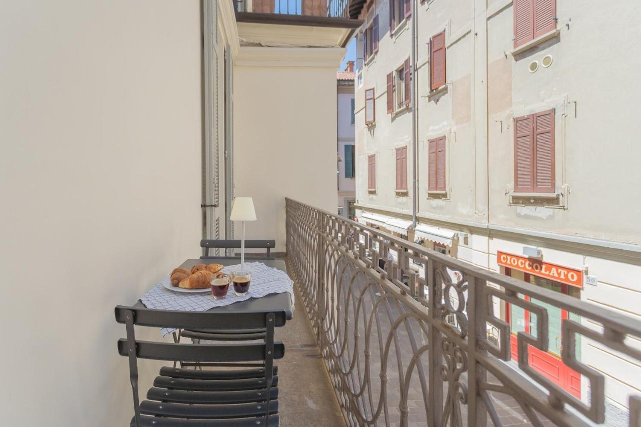 Independence Apartment With Balcony By Rent All Комо Экстерьер фото