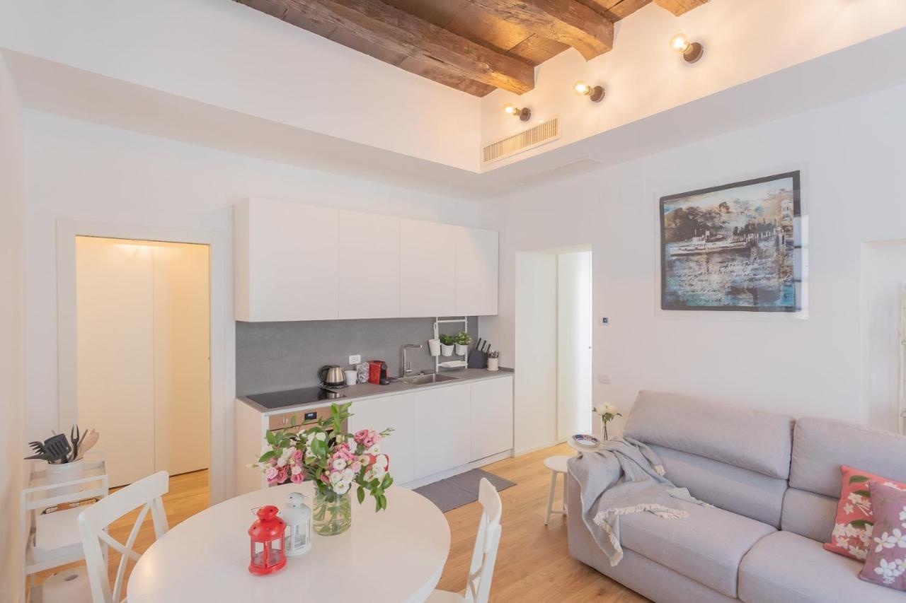 Independence Apartment With Balcony By Rent All Комо Экстерьер фото