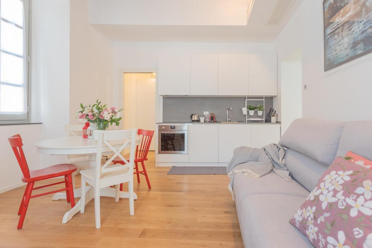 Independence Apartment With Balcony By Rent All Комо Экстерьер фото