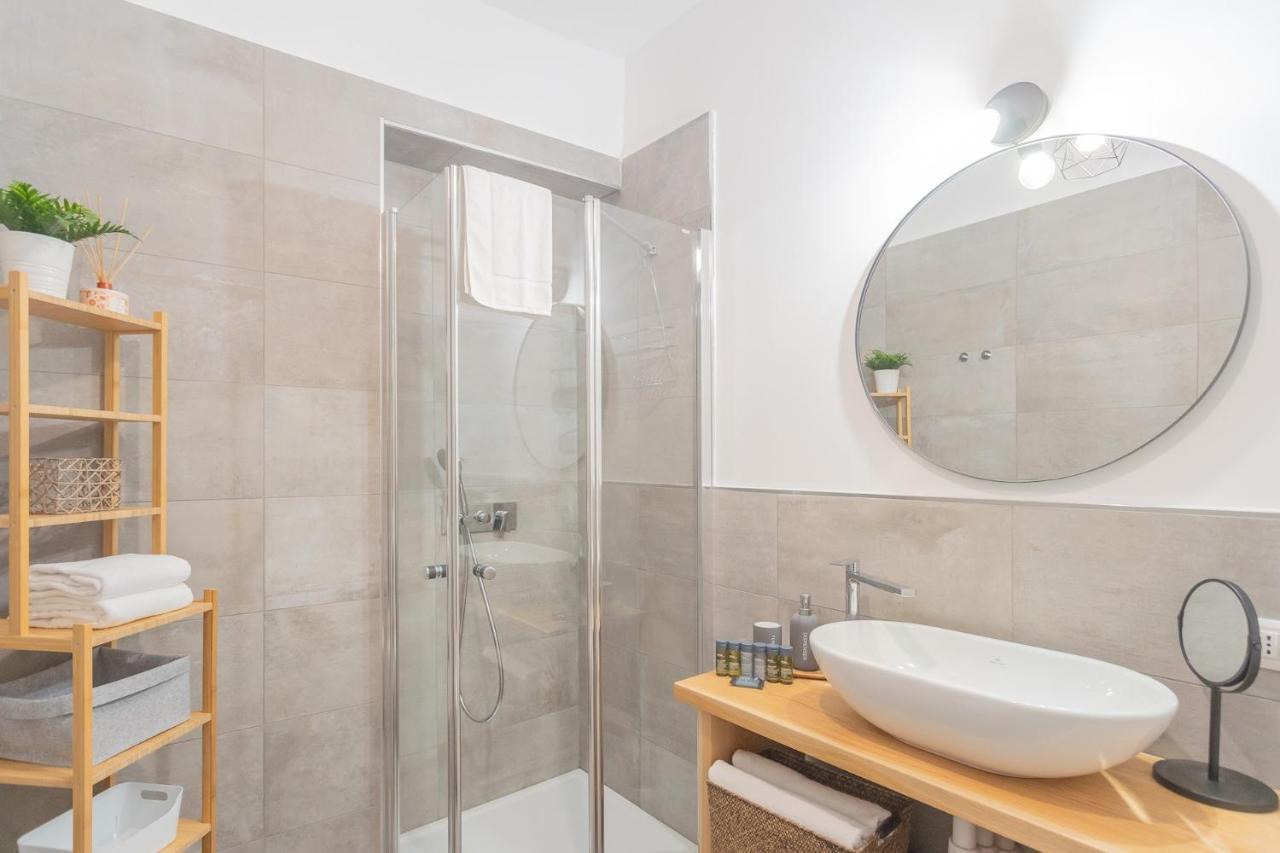 Independence Apartment With Balcony By Rent All Комо Экстерьер фото