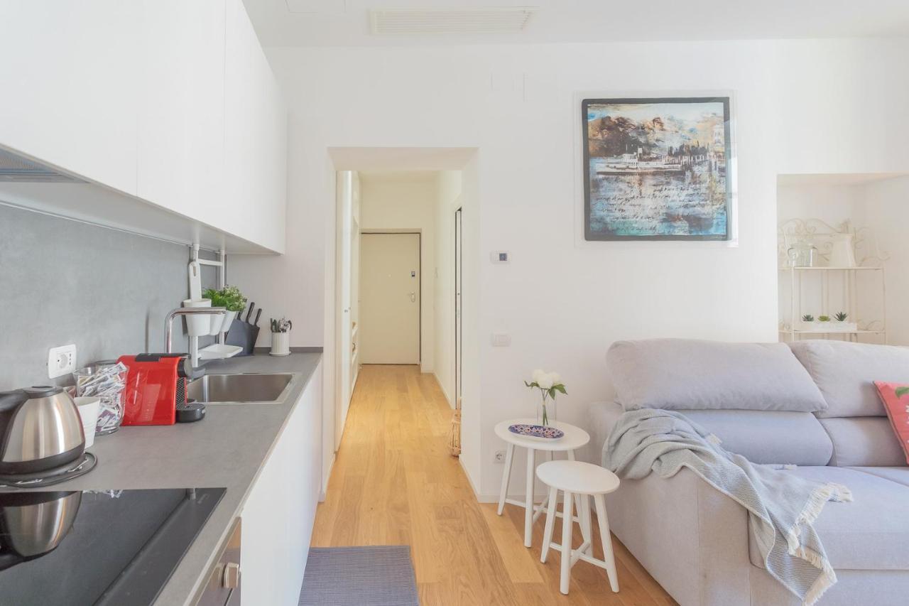 Independence Apartment With Balcony By Rent All Комо Экстерьер фото