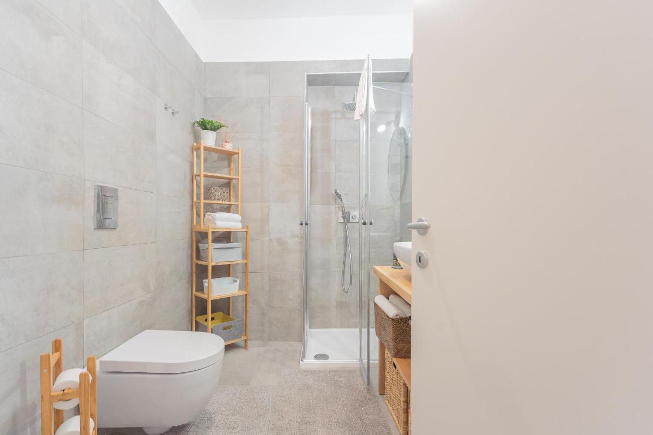 Independence Apartment With Balcony By Rent All Комо Экстерьер фото