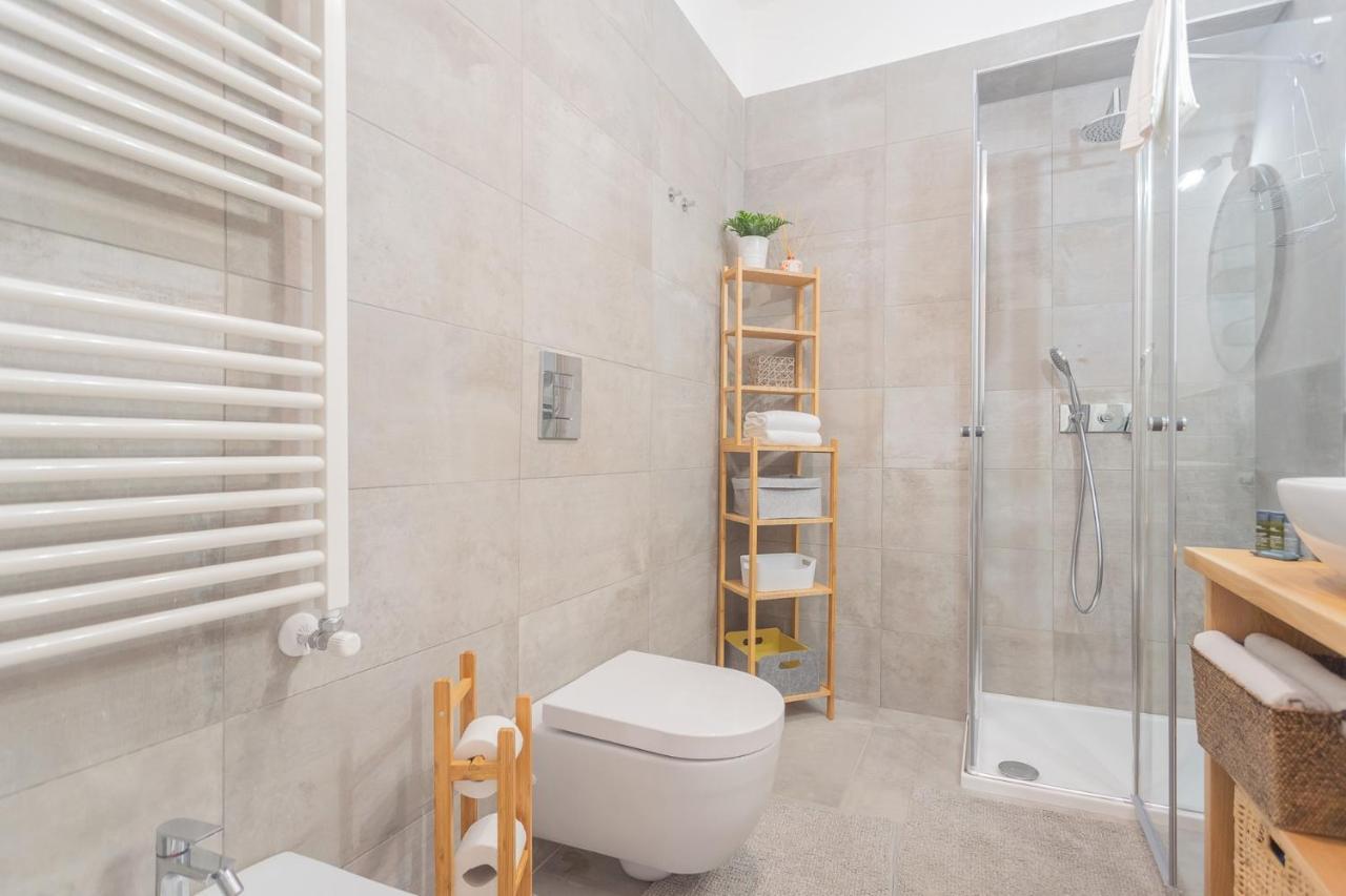 Independence Apartment With Balcony By Rent All Комо Экстерьер фото