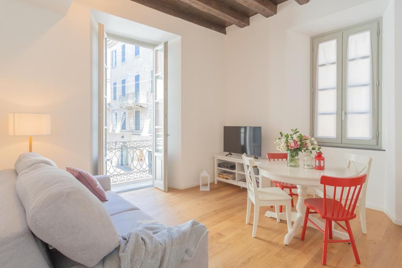 Independence Apartment With Balcony By Rent All Комо Экстерьер фото