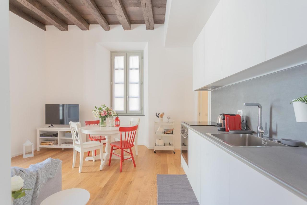 Independence Apartment With Balcony By Rent All Комо Экстерьер фото